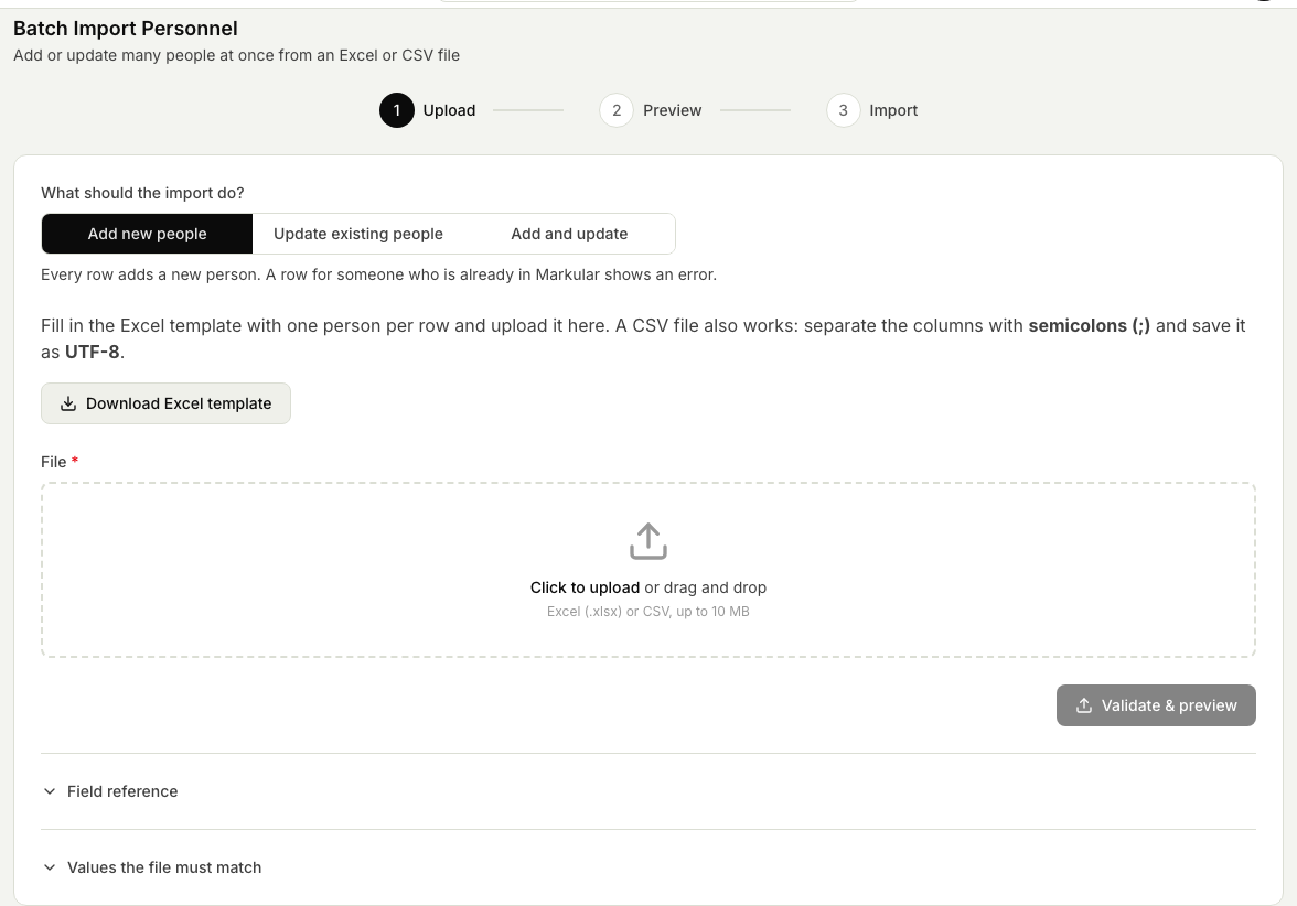 Veiviseren Masseimporter personell på steget Last opp, med stegene Last opp, Forhåndsvisning og Importer, Add new people valgt under What should the import do?, knappen Download Excel template og slippsonen Fil for en Excel- eller CSV-fil.